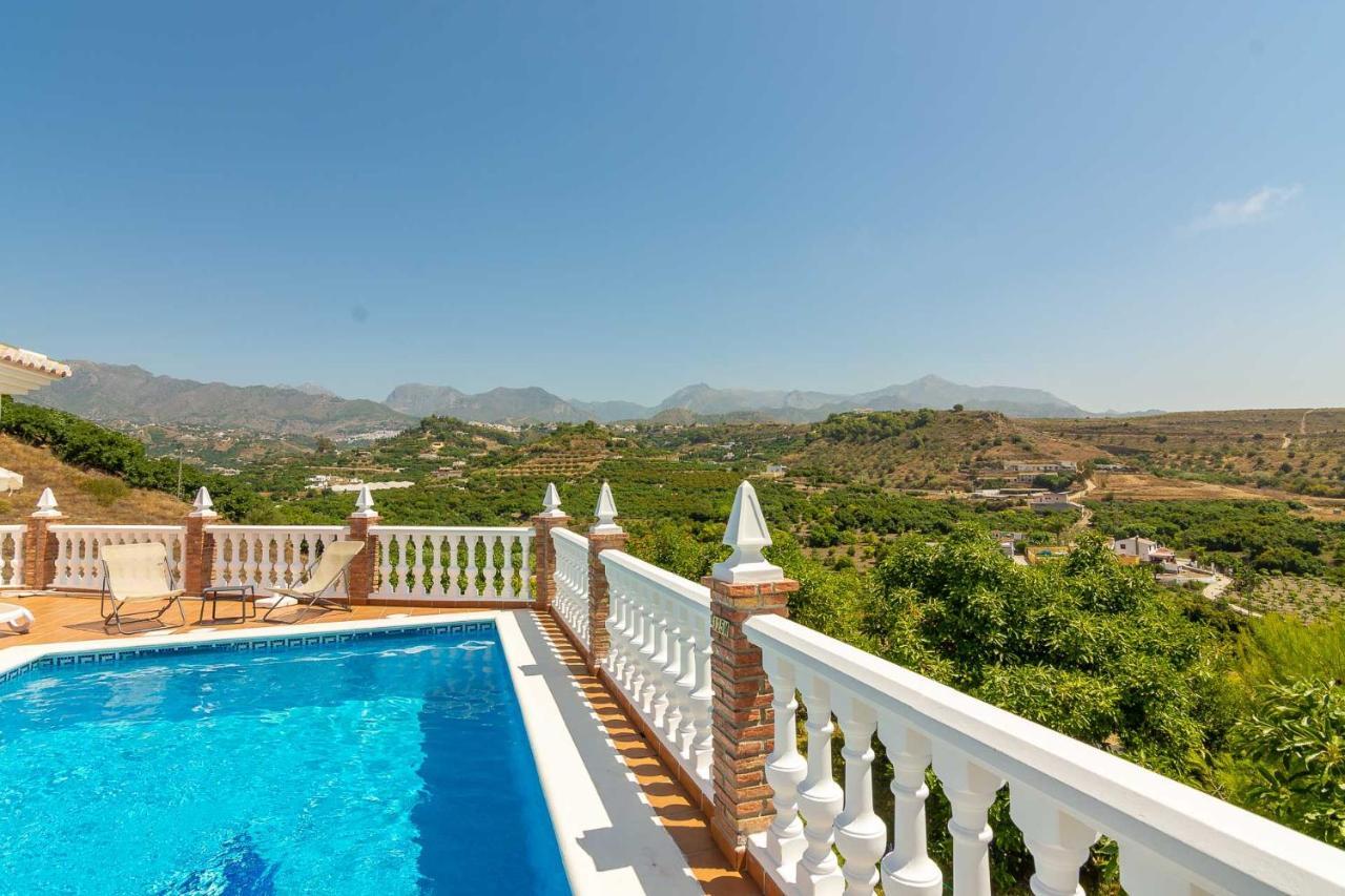 Andalucía: Cerca De Todo, Intimidad Y Espacio Villa Nerja