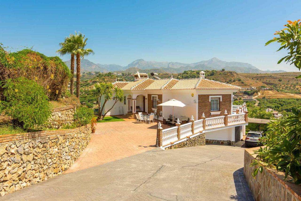 Andalucía: Cerca De Todo, Intimidad Y Espacio Nerja