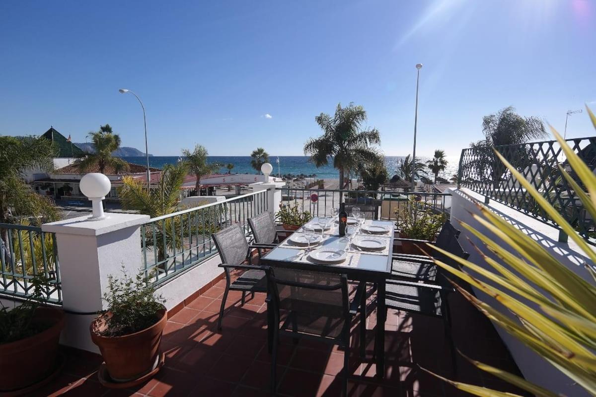Apartamento 3 Bedroom Beach Frontline Apartment With Parking