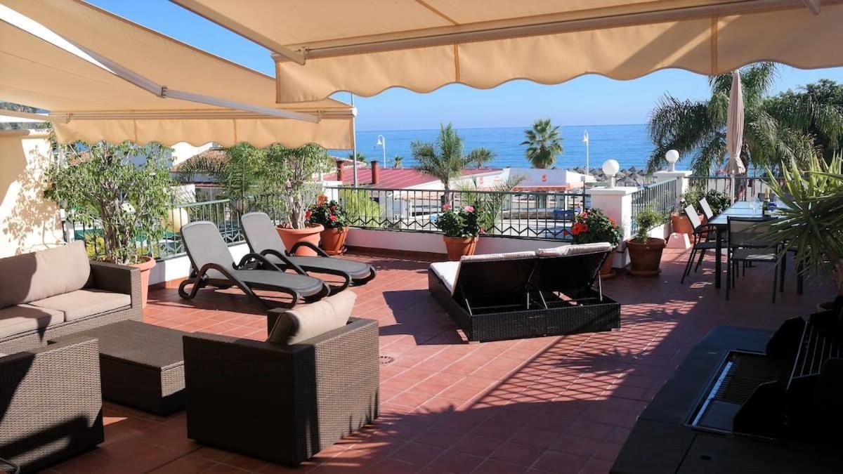 Apartamento 3 Bedroom Beach Frontline Apartment With Parking