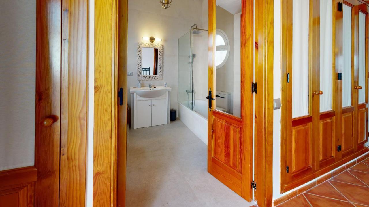 Luxury 5 Bed House Private Pool And Sea View *