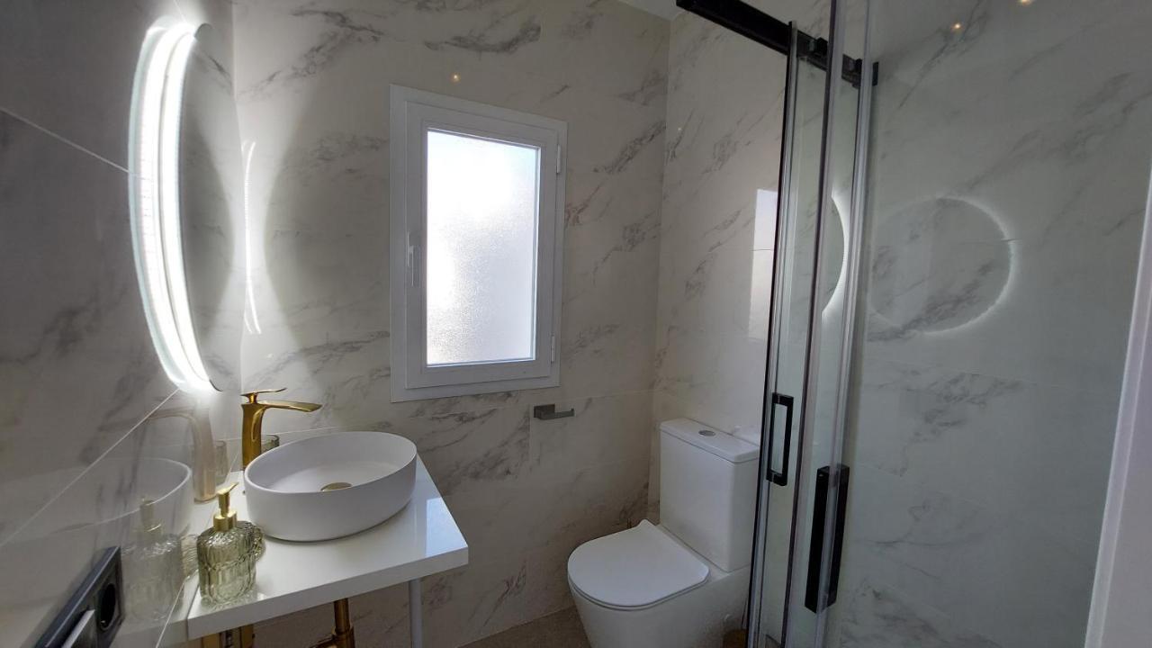 Сasa de vacaciones New Boho With Balcony, Private Garden And Communal Pool