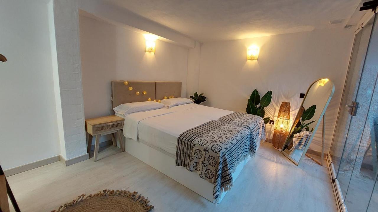 Casa de férias New Boho With Balcony, Private Garden And Communal Pool *