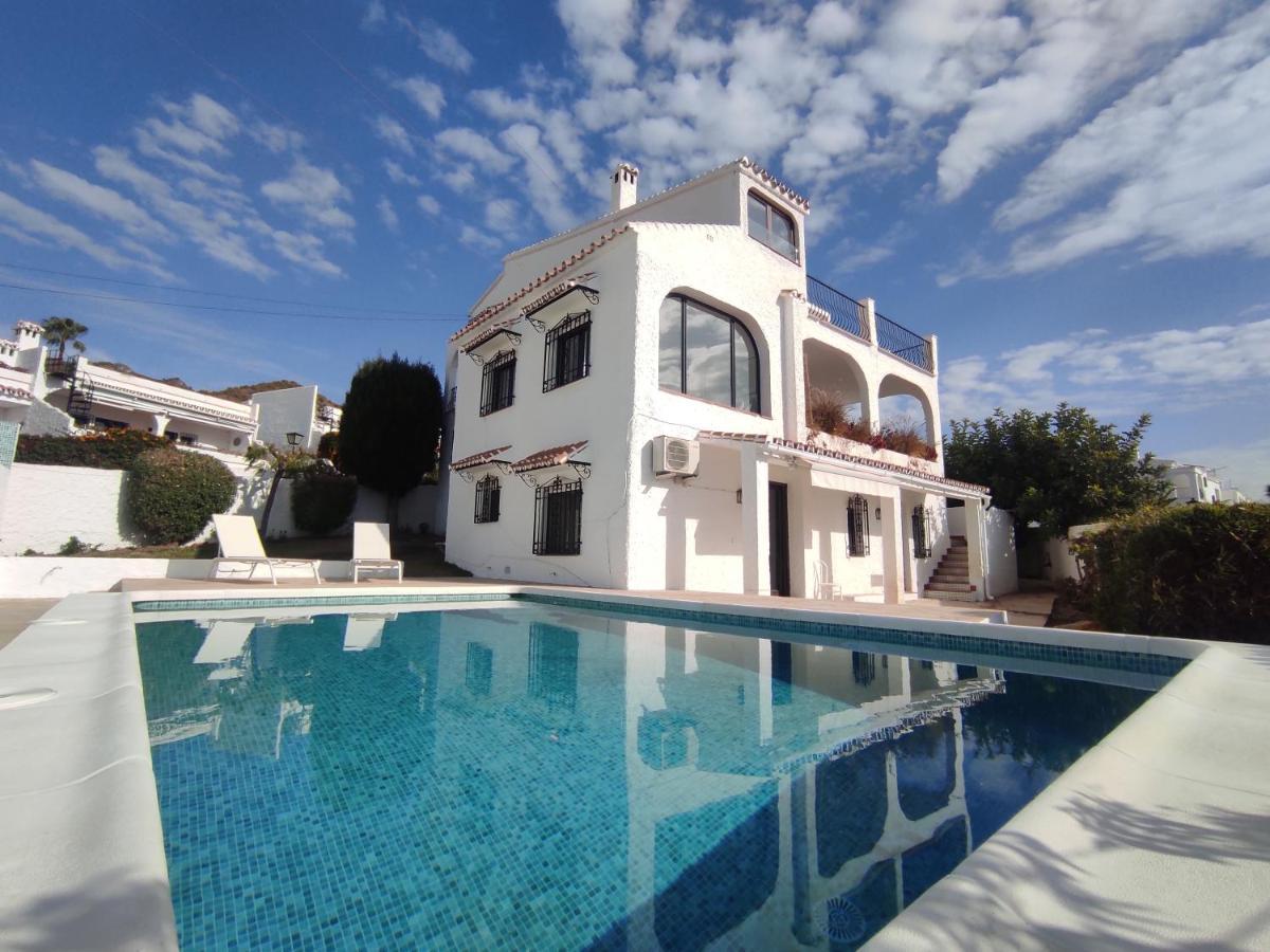Little Castle: Sea & Mountain Views In