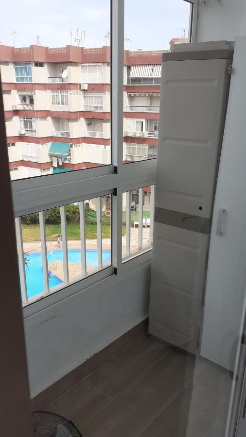 Amplío Piso Al Lado De La Playa En Apartamento