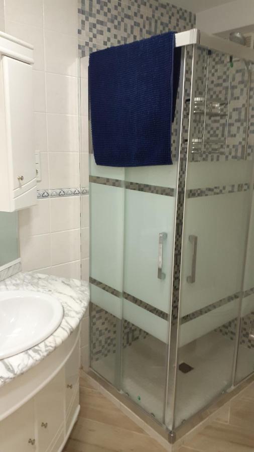 Amplío Piso Al Lado De La Playa En Apartamento