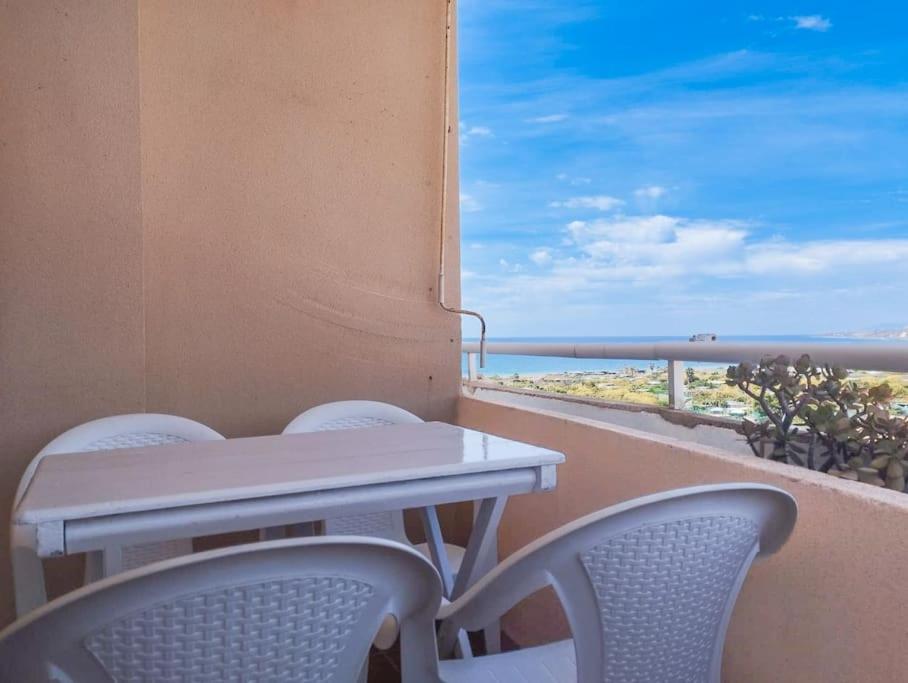 Apartment Spacious 4 Bedroom With Parking In Town Centre, *