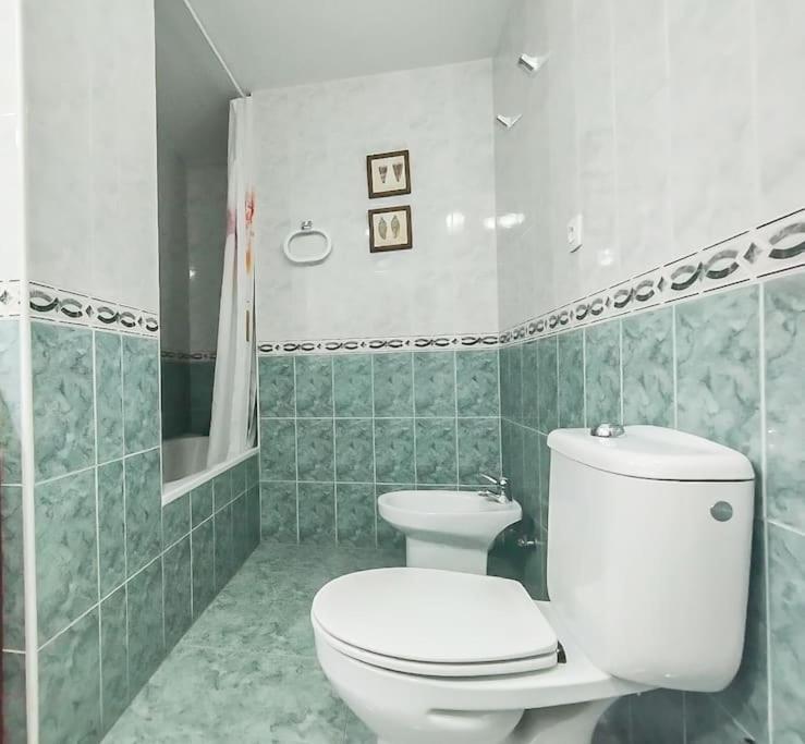 Spacious 4 Bedroom With Parking In Town Centre, Apartment *