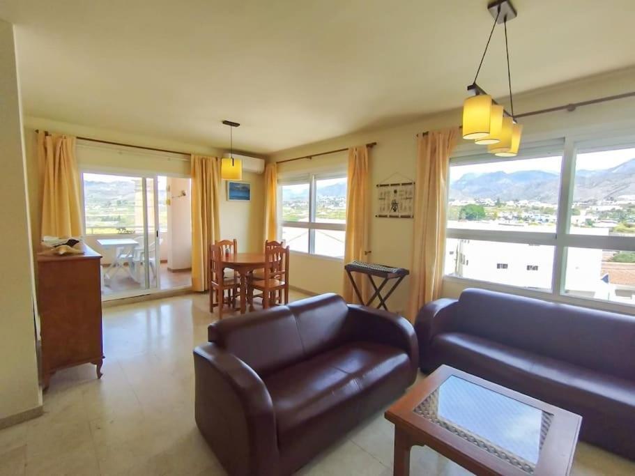 Spacious 4 Bedroom With Parking In Town Centre, Apartment Nerja