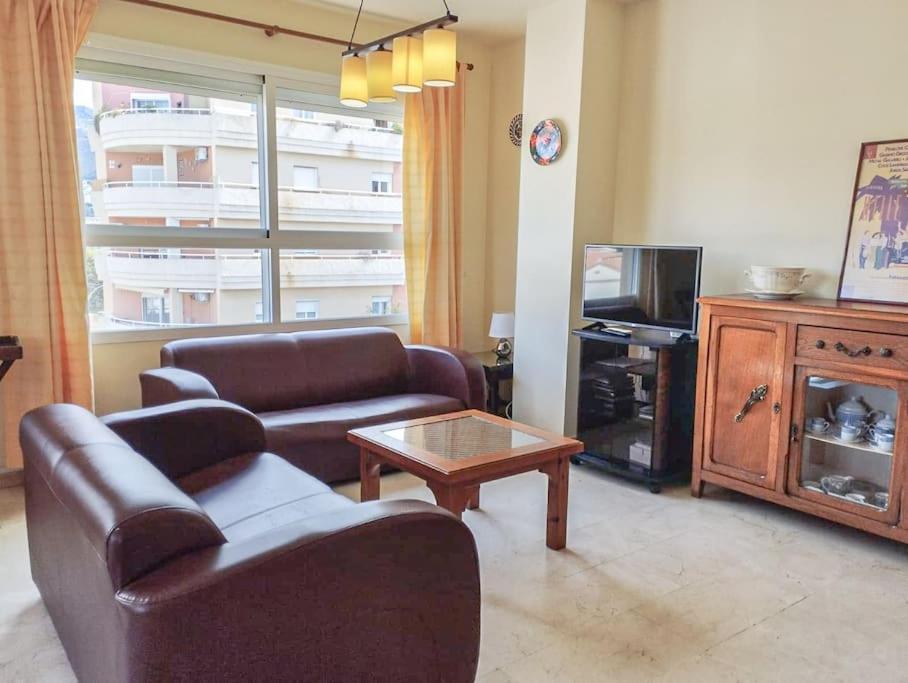 Spacious 4 Bedroom With Parking In Town Centre, Apartment *