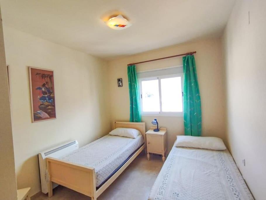 Apartment Spacious 4 Bedroom With Parking In Town Centre, *