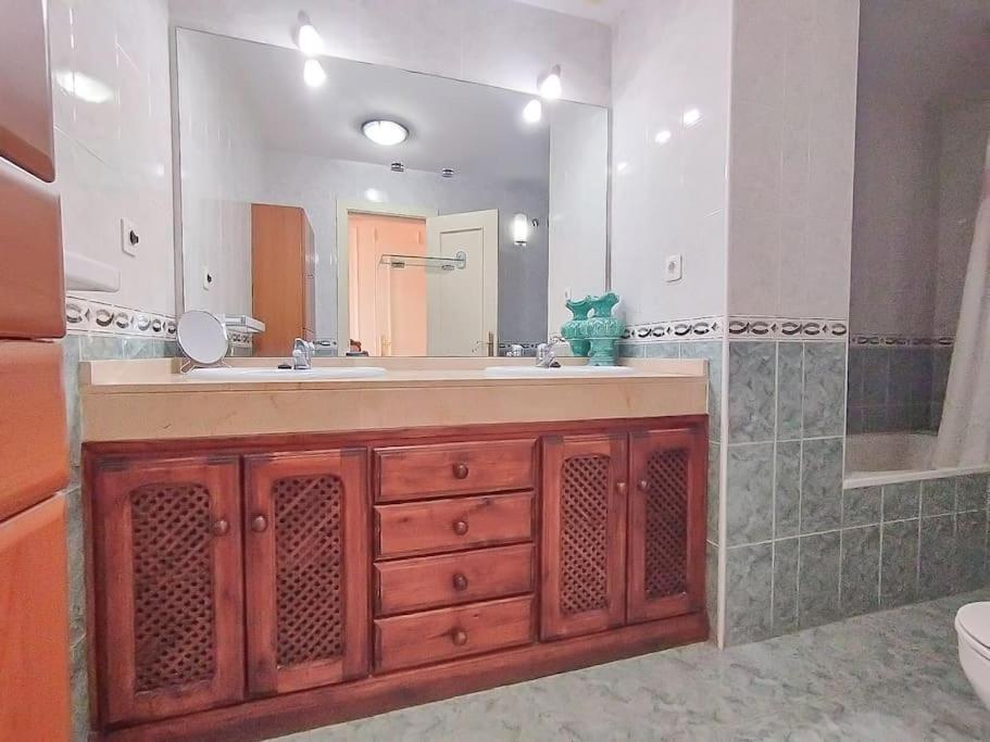 Spacious 4 Bedroom With Parking In Town Centre, Apartment