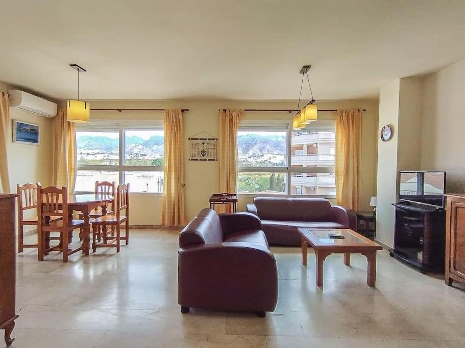 Apartment Spacious 4 Bedroom With Parking In Town Centre,