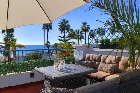En Primera Linea De Playa Con Parking Nerja