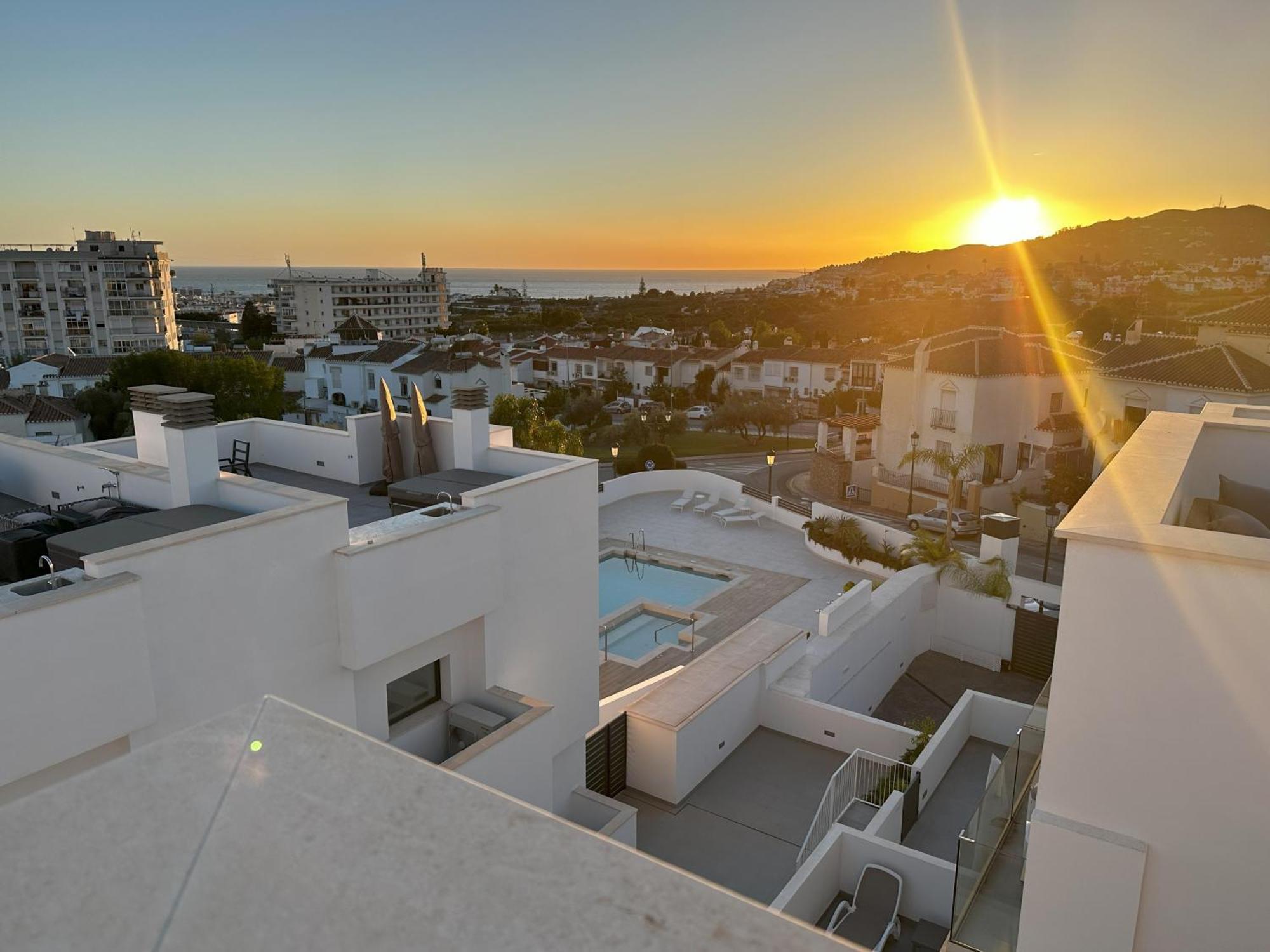 Deluxe House With Roof Terrace And Pool Nerja