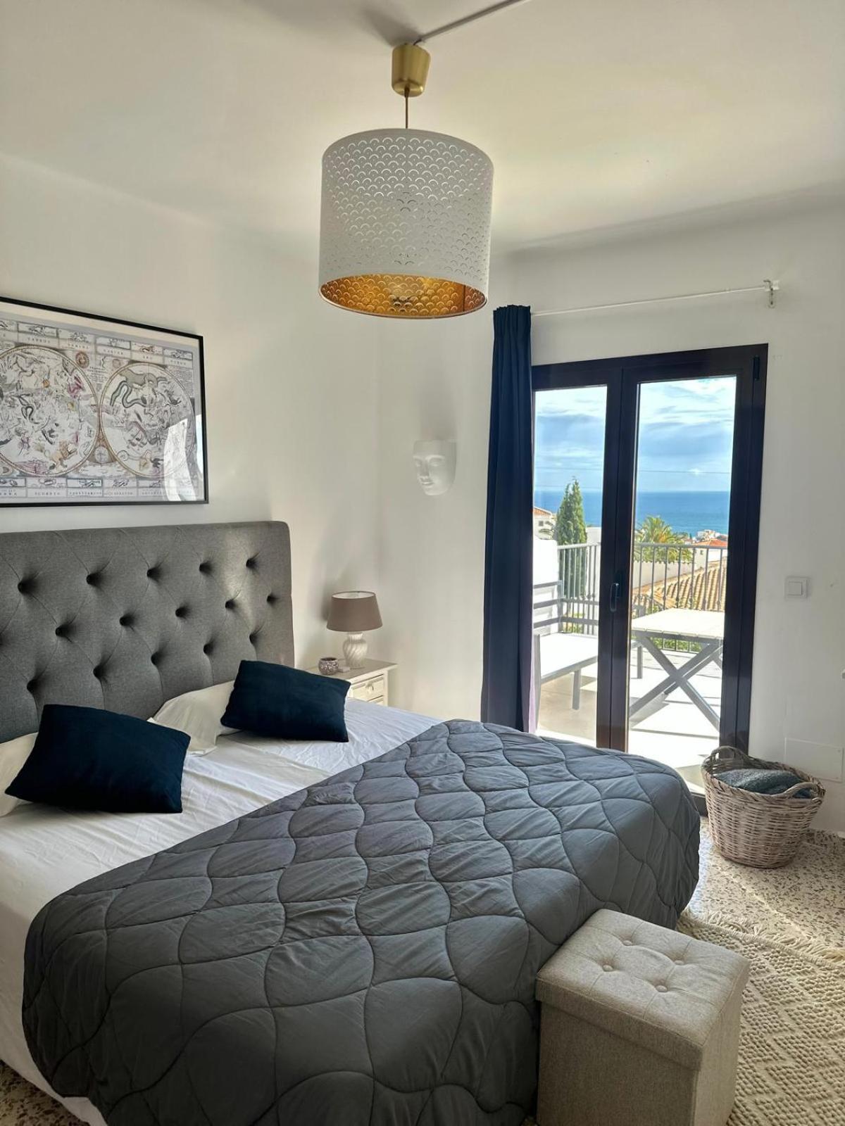 Little Castle: Sea & Mountain Views In *