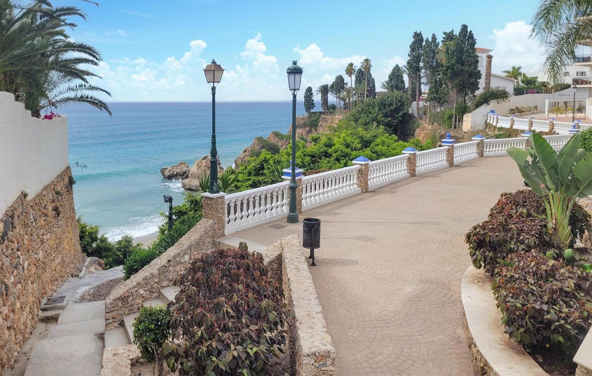 2 Bedroom Stunning In Apartamento Nerja