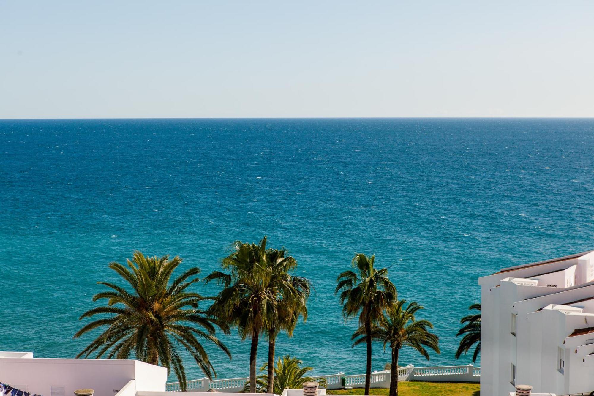 A Un Paso De La Zona Peatonal Del Balcón De Europa Nerja