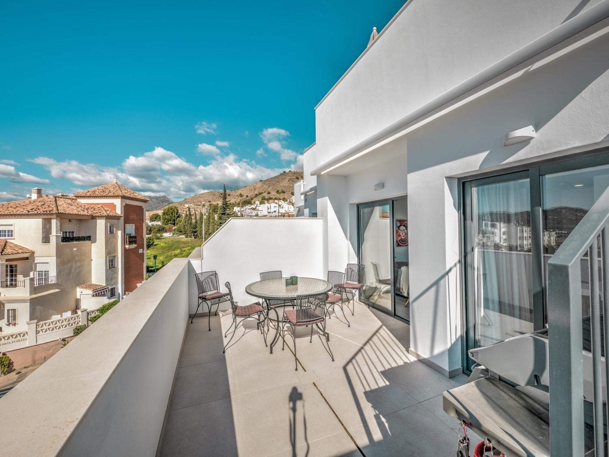 Modern Townhouse With 3 Terraces, Pool And Views Сasa de vacaciones Nerja
