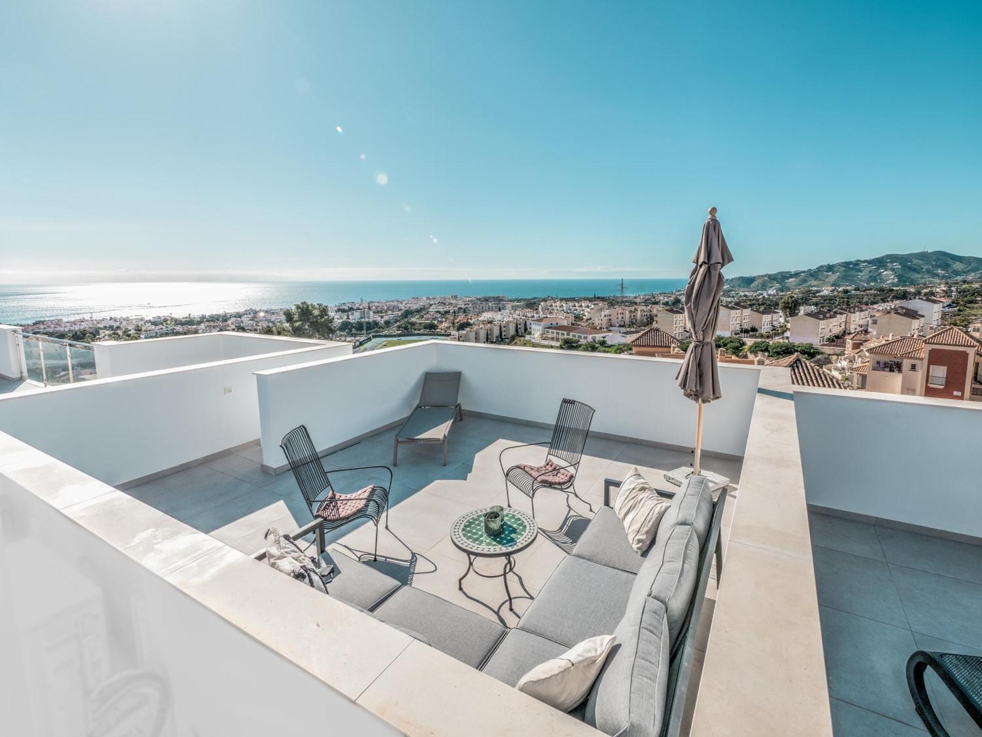 Modern Townhouse With 3 Terraces, Pool And Views Сasa de vacaciones