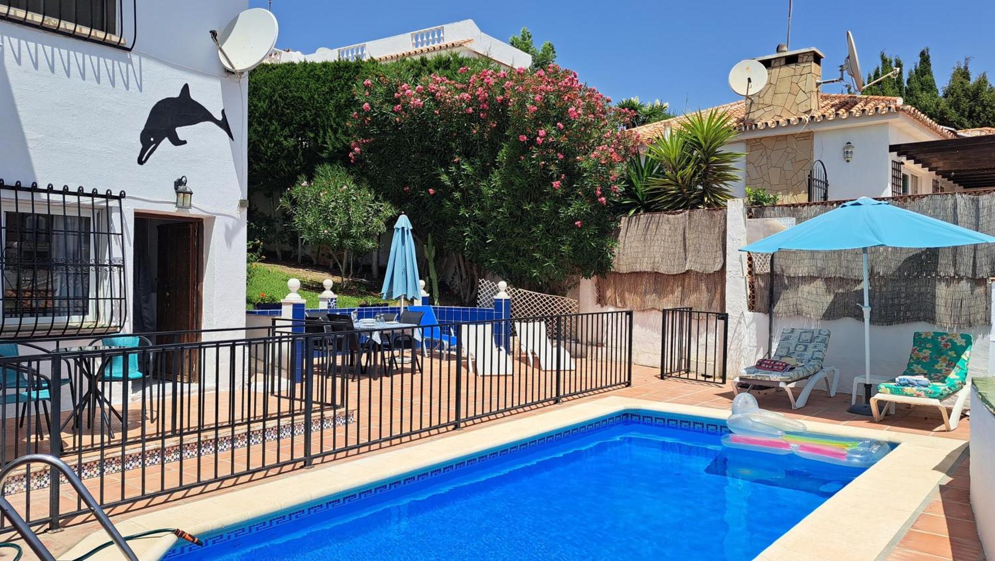 2 Bed - Sleeps 5 - Private Pool & Garden *