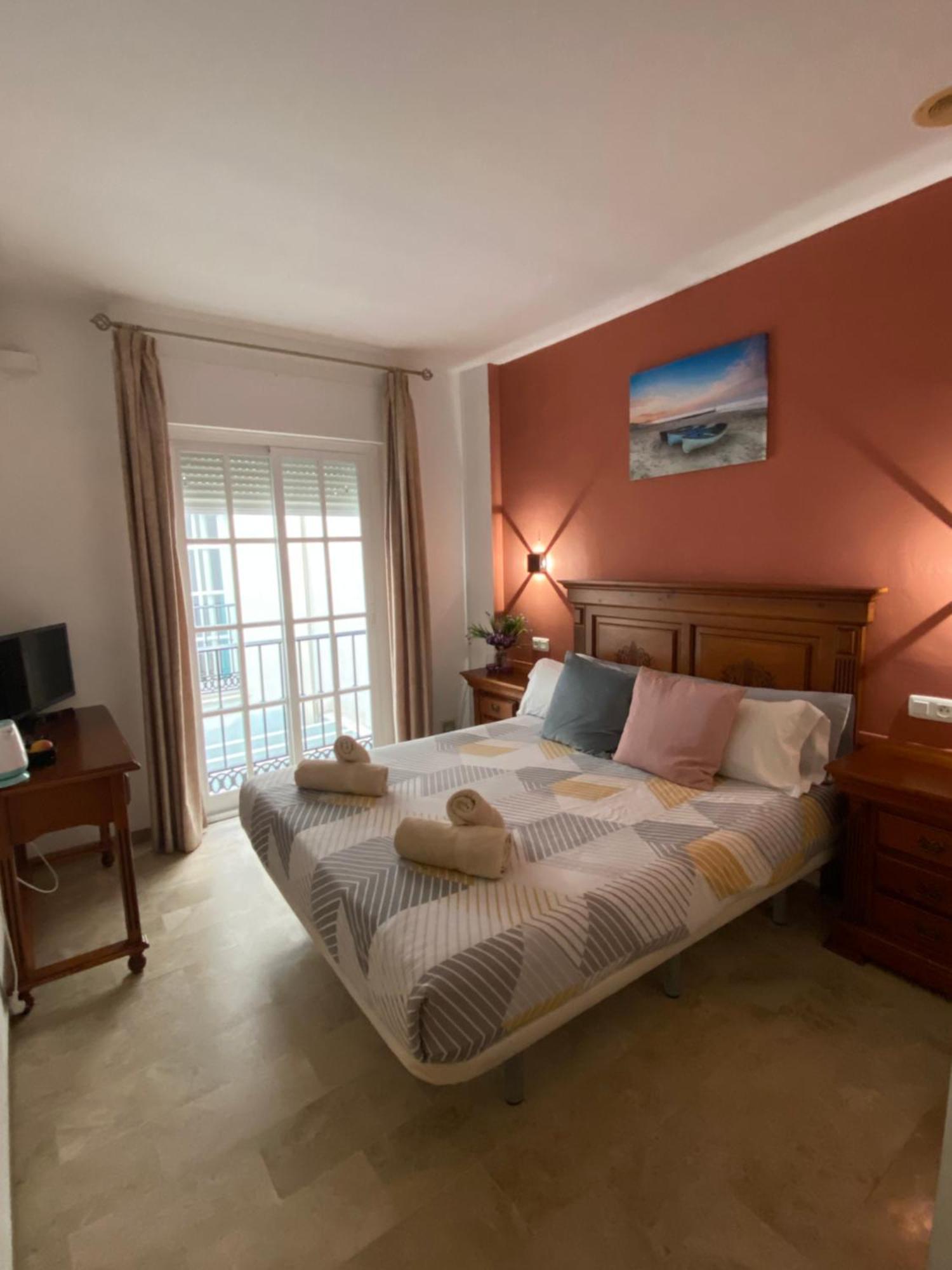 Montys Hostal Nerja