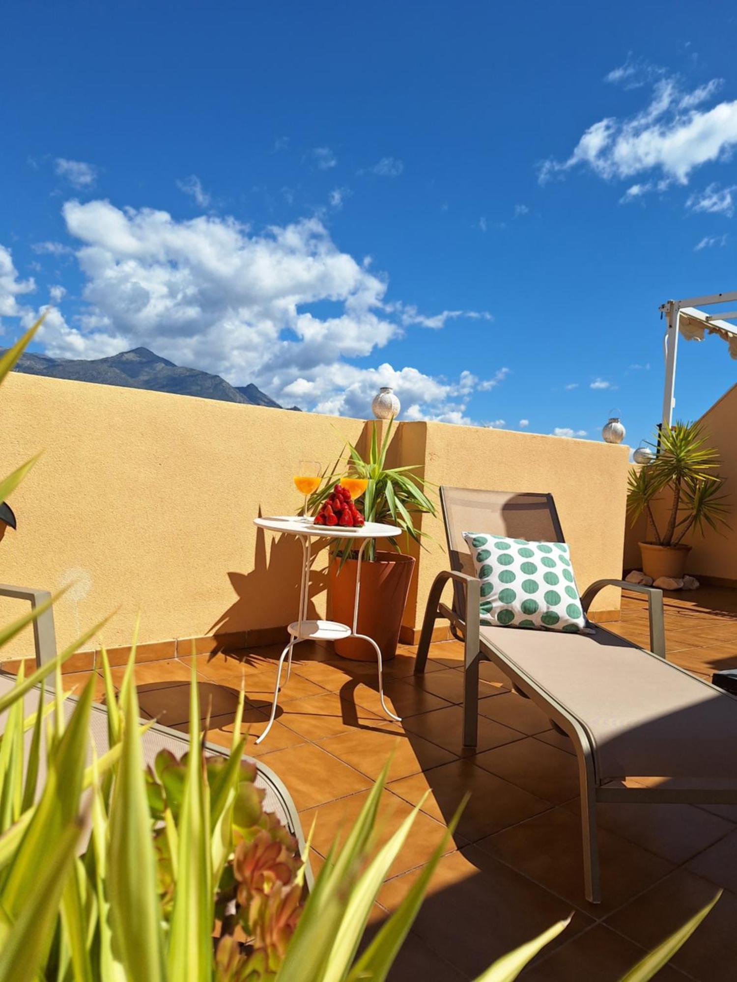 Atico Fresco Y Luminoso Con Aparcamiento Privado Apartamento
