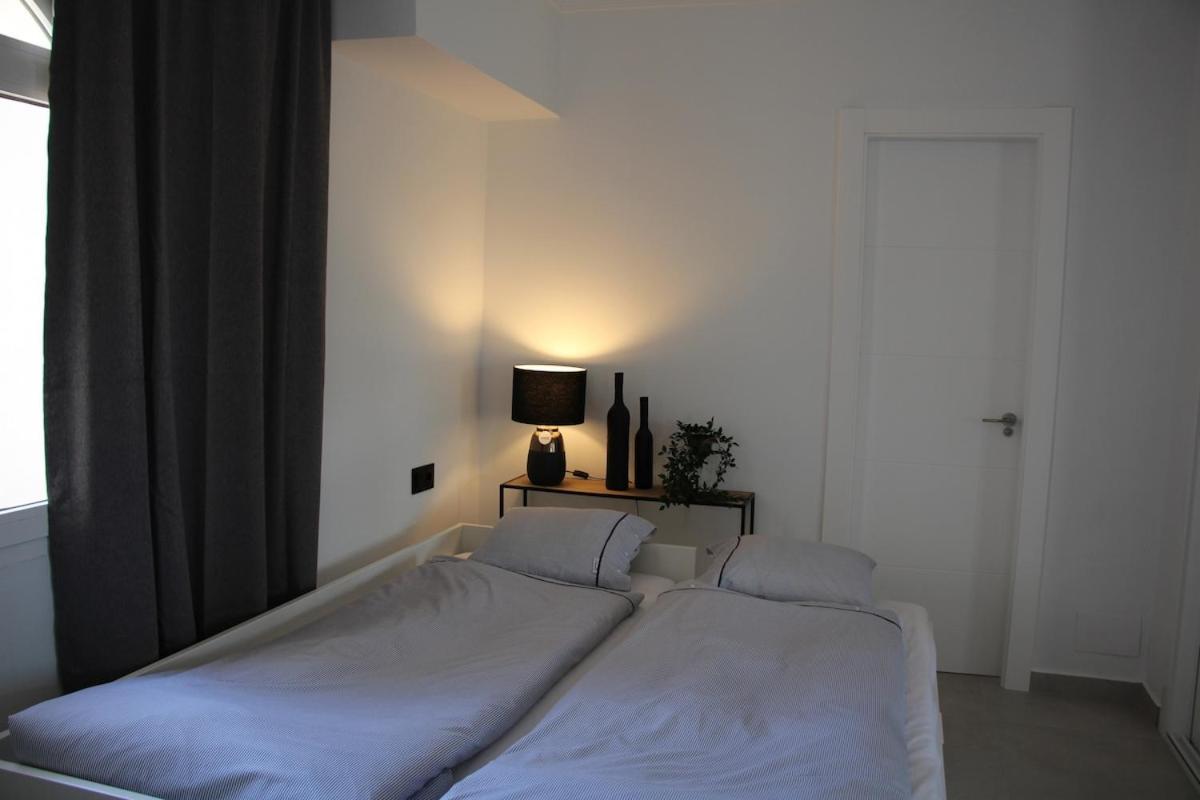 Completely Renovated Large Apt, Amazing Sea Views Apartment *