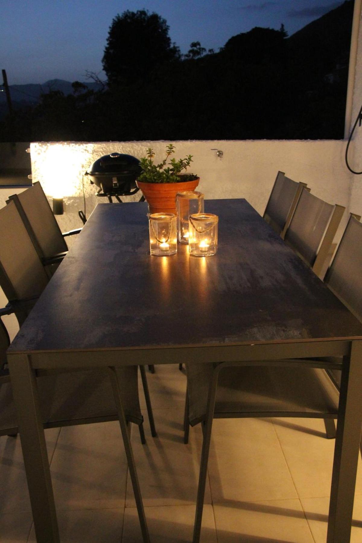 Completely Renovated Large Apt, Amazing Sea Views