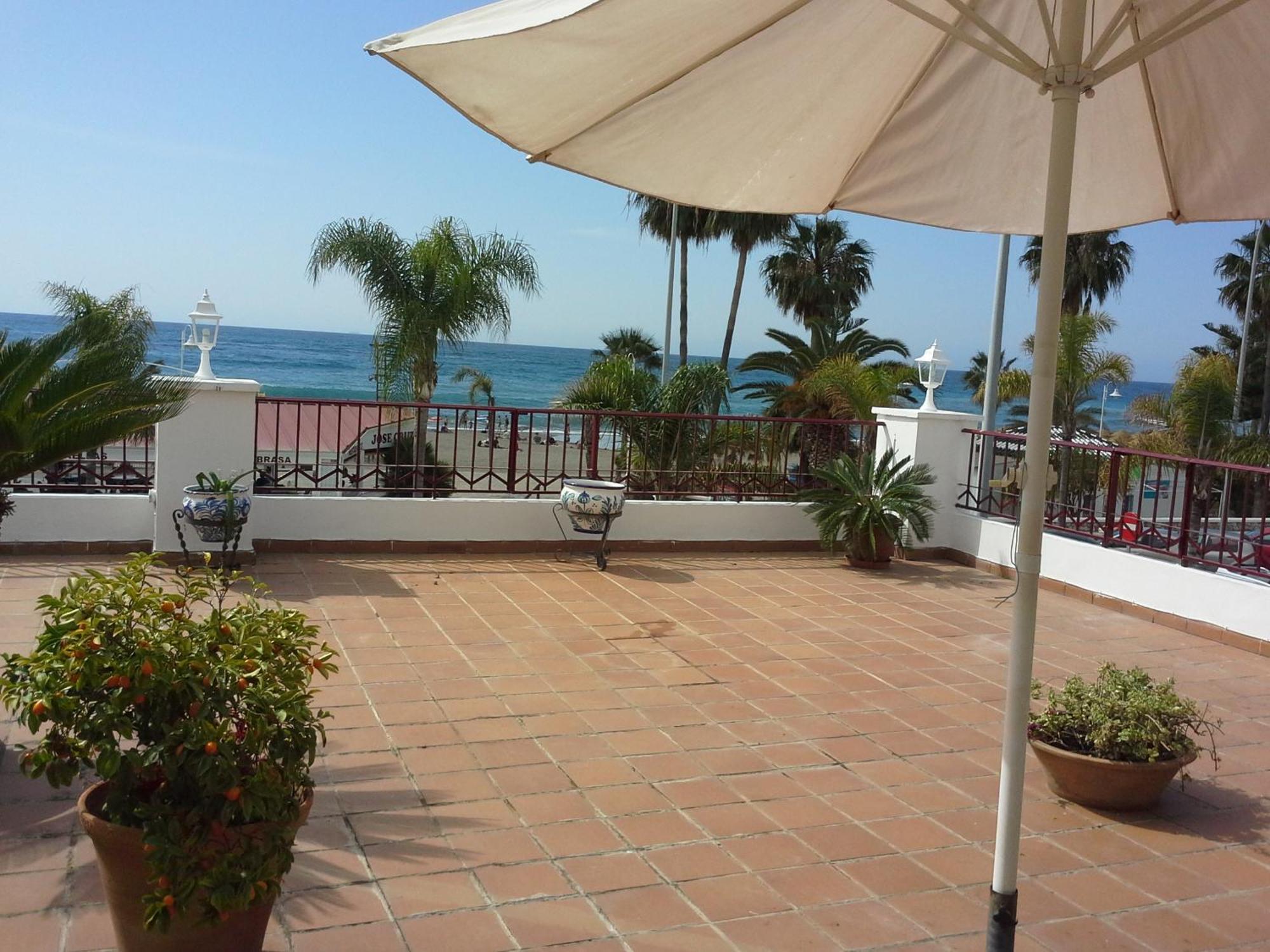 Amplio En Primera Linea Playa Burriana , Terraza Grande Con Vistas Al Mar Apartamento Nerja