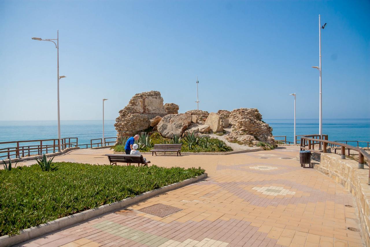 Neptuno Playa Canovas * Nerja