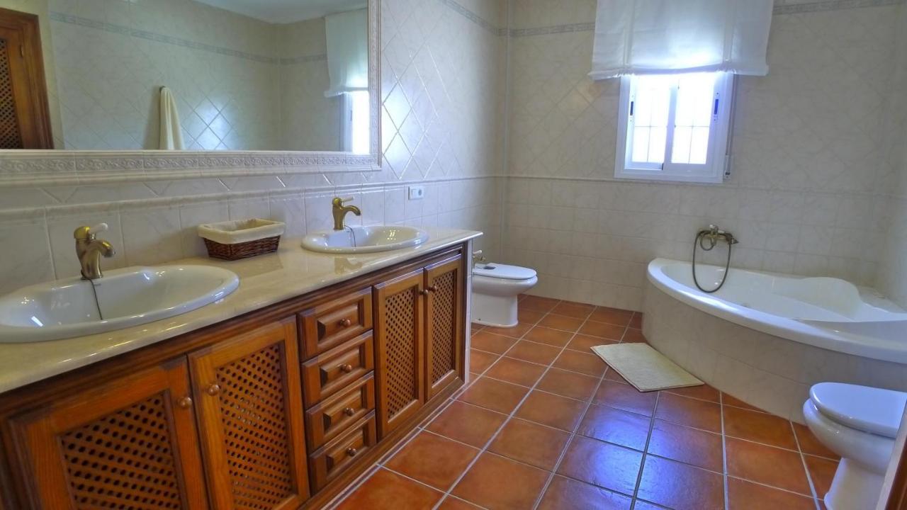 R1044 - Karina Villa Nerja