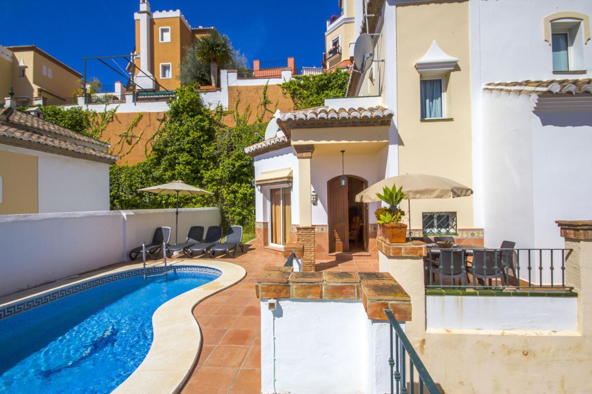 Tamango Hill Silhouse Pousada Nerja