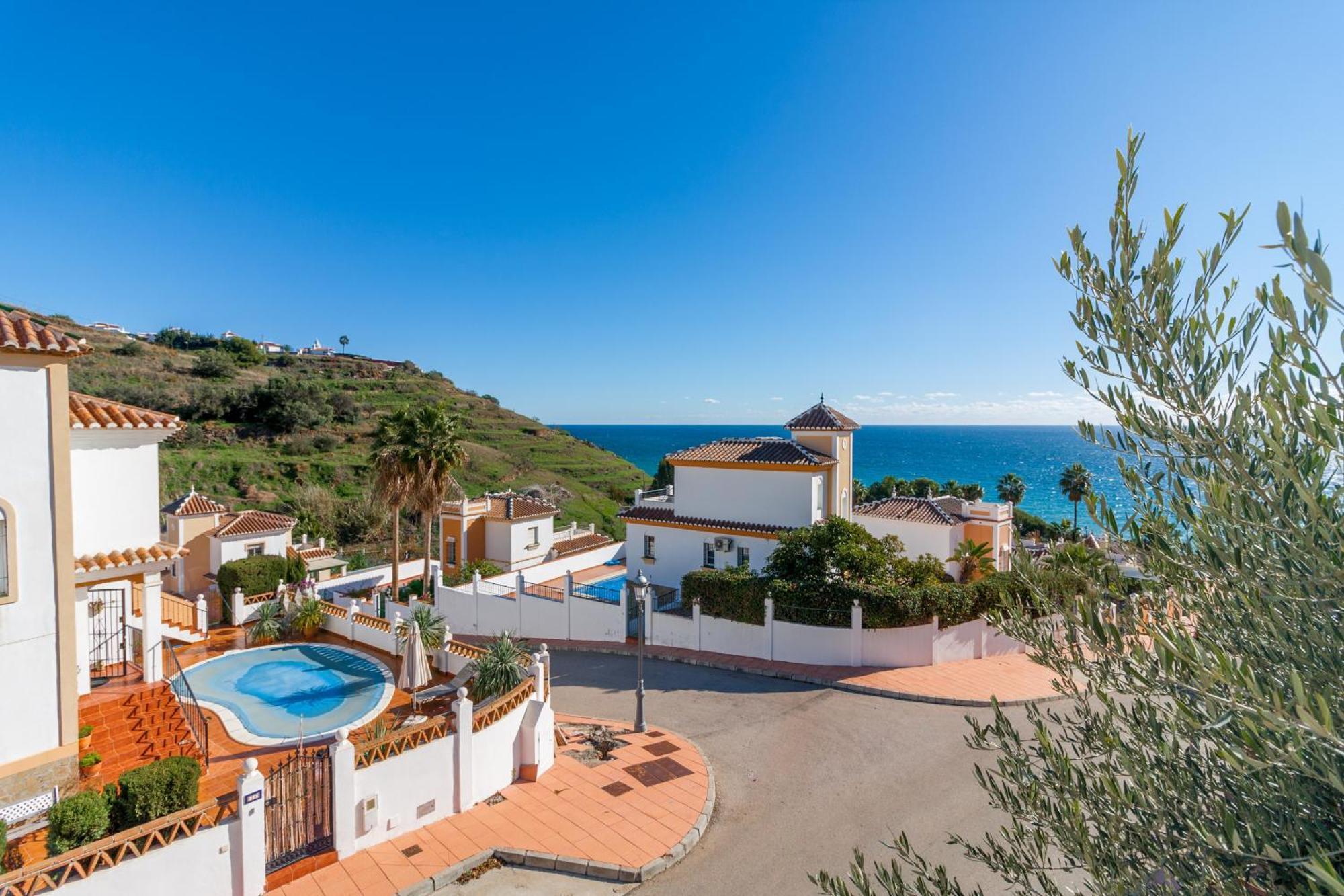 Tamango Hill Silhouse Pousada Nerja