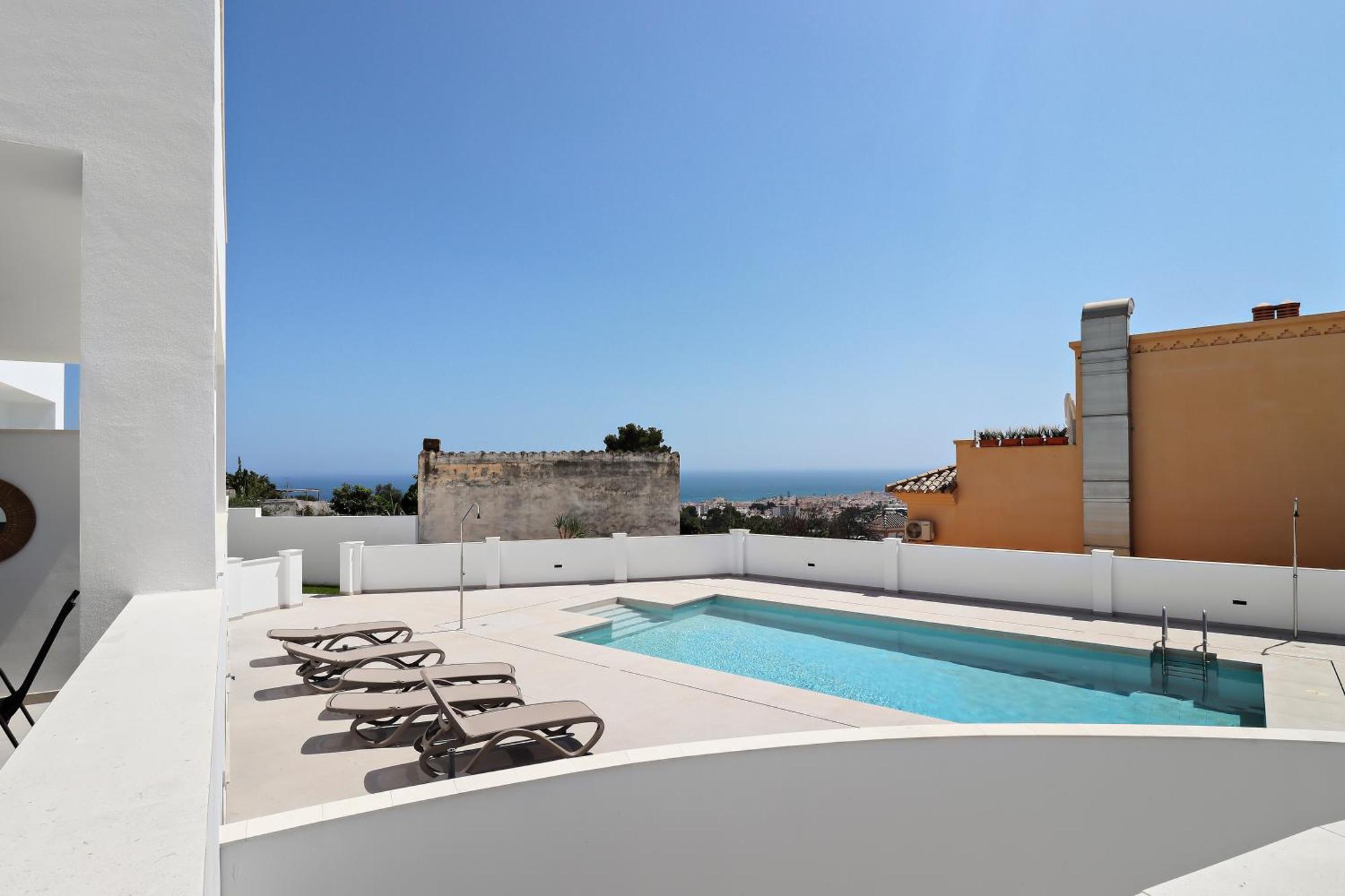 Con Piscina Y Garaje Nerja