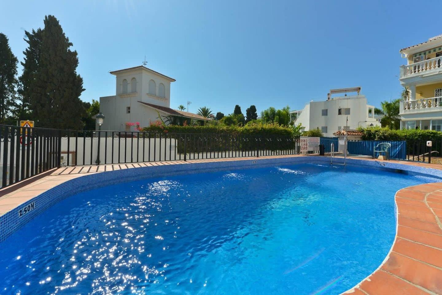 Carabeo Perla Pool Centro *