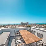 New Luxurious House With Rooftop Terrace And Pool