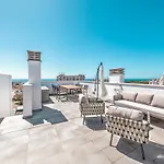 New Luxurious House With Rooftop Terrace And Pool