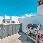 New Luxurious House With Rooftop Terrace And Pool