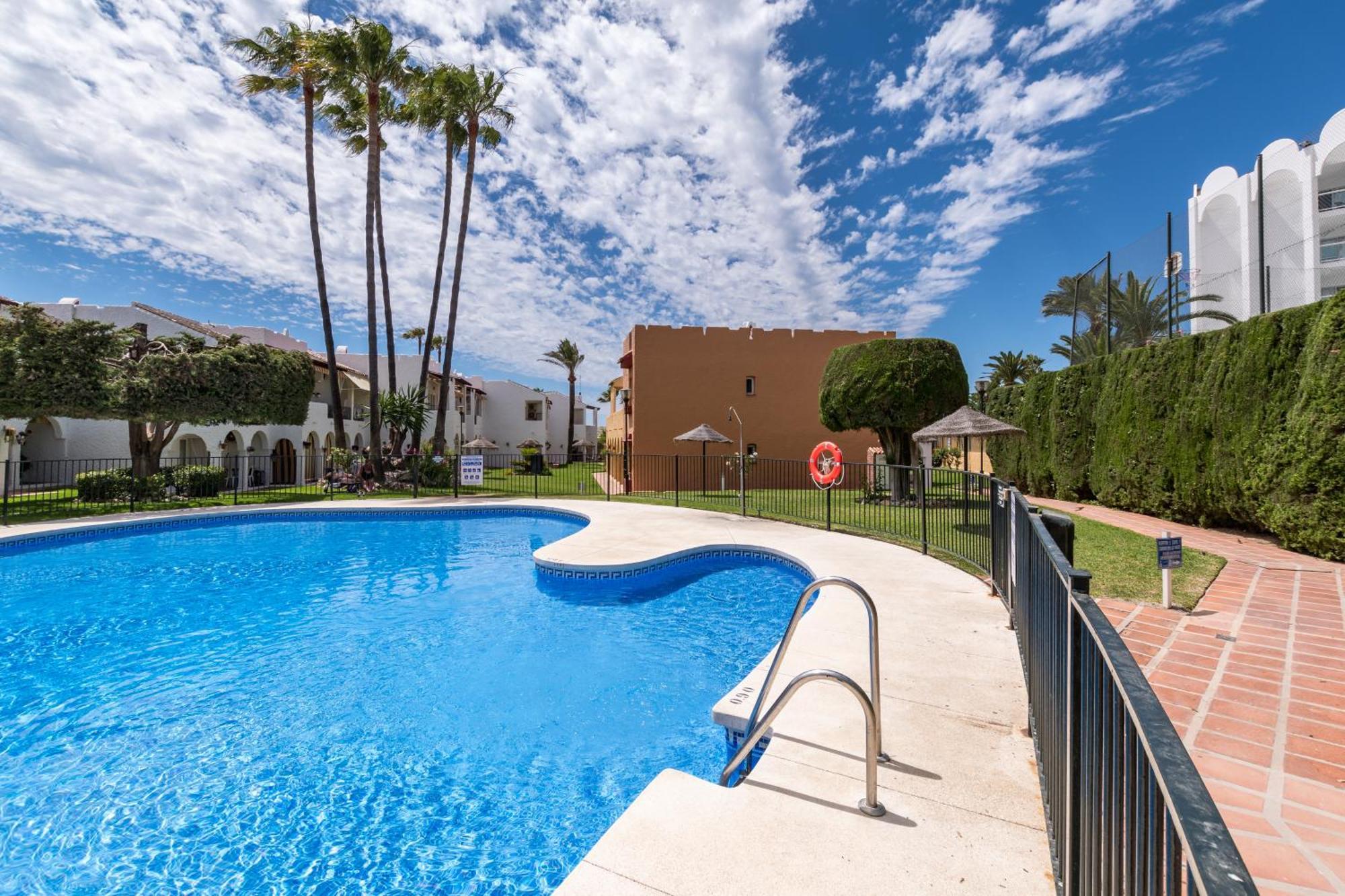 Renovated On Beachside With Pool Apartamento Nerja