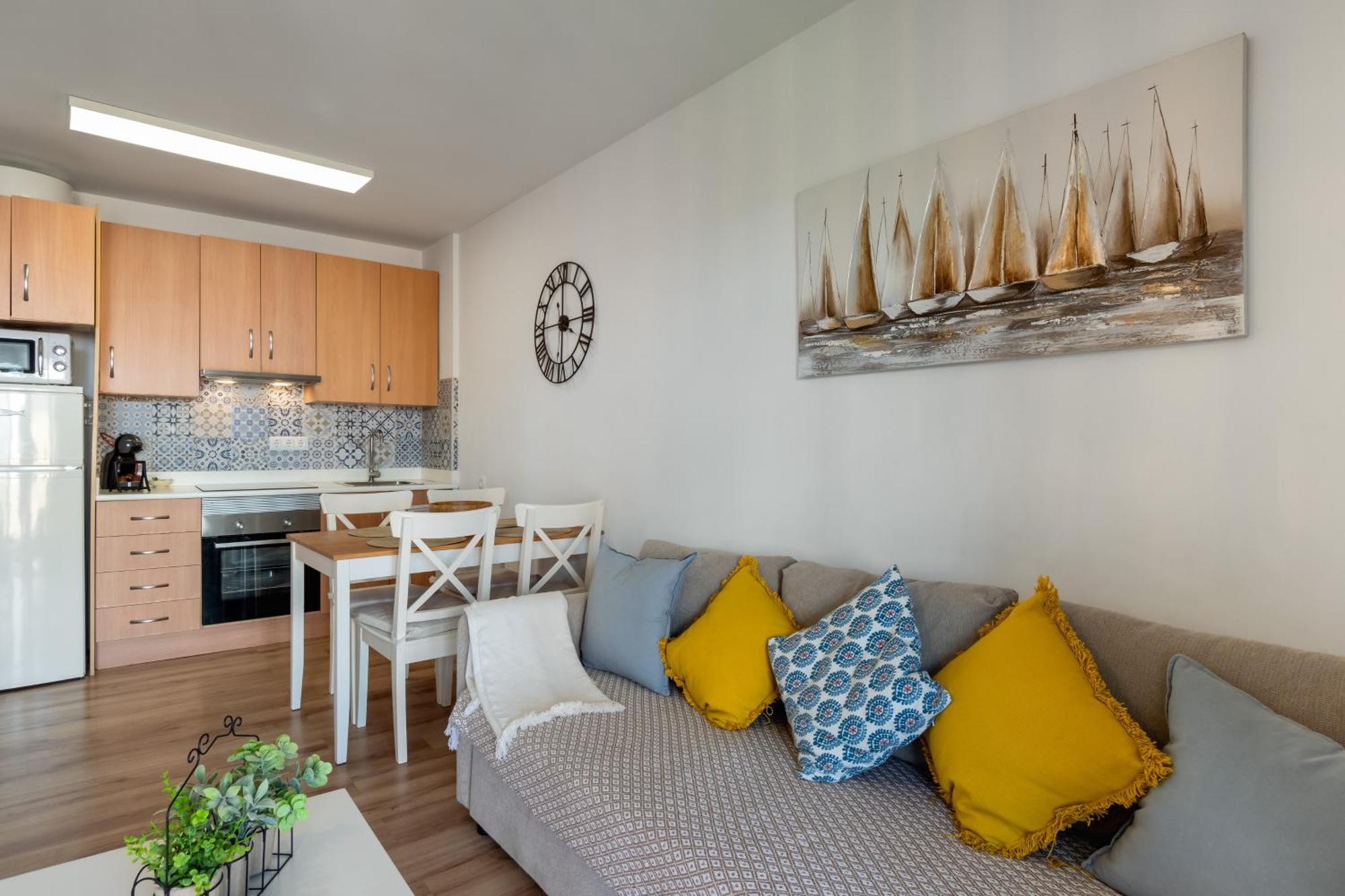 Renovated On Beachside With Pool Apartamento Nerja