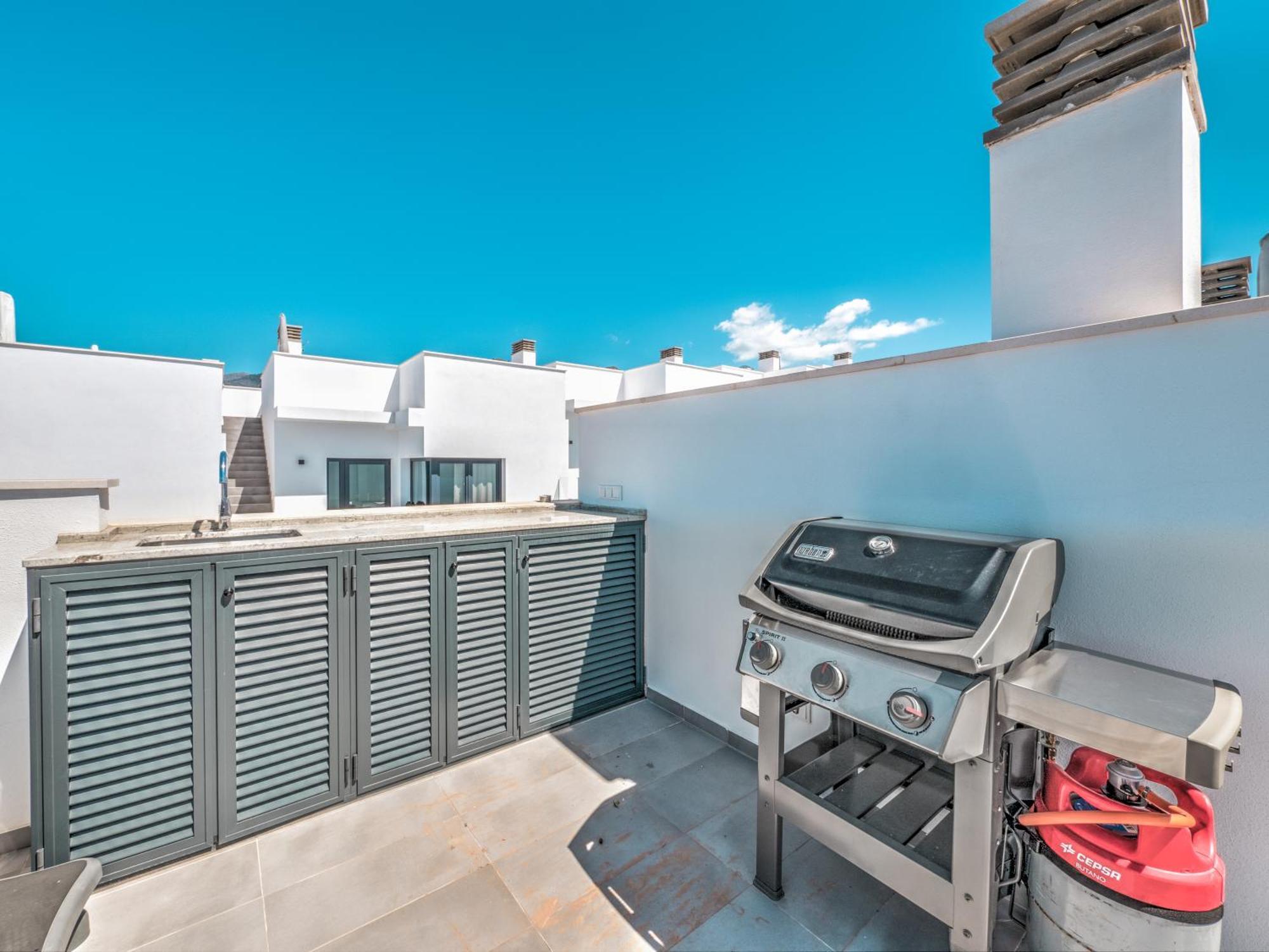 New Luxurious House With Rooftop Terrace And Pool Сasa de vacaciones