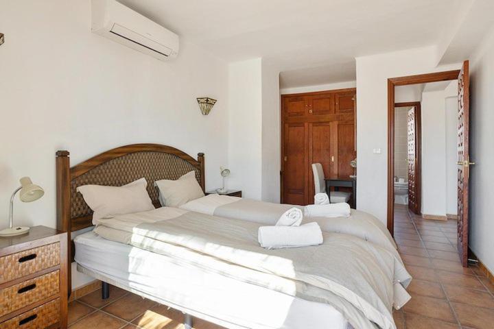 1 Bedroom Penthouse With Pool Access, Centre