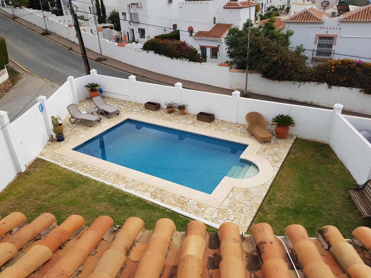- Zeezicht, Zwembad Nerja