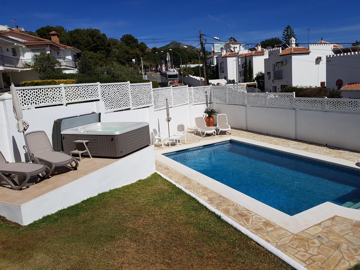 - Zeezicht, Zwembad * Nerja